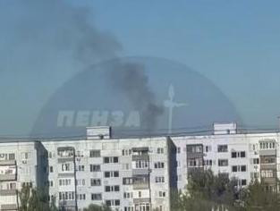 На улице Леонова в Пензе полыхает дом