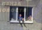 На проспекте Строителей в Пензе заметили ребенка, свесившего ноги из окна пятого этажа