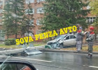 В Пензе на улице Захарова водитель снес столб, собирается пробка