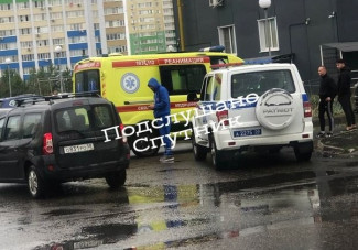 Громко плачет женщина. В Засечном к жилому дому подъехали врачи и полицейские