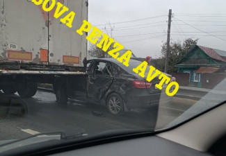 В Пензе в жуткой аварии с фурой изуродовало легковушку