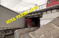 Ищите объезд. Под мостом глупости в Пензе опять застряла фура