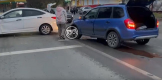 На улице Рахманинова в Пензе столкнулись две машины, движение осложнено
