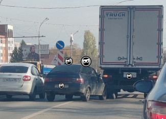 На проспекте Победы в Пензе легковушка врезалась в фуру
