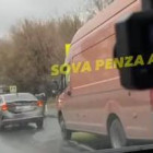 На улице Аустрина в Пензе микроавтобус врезался в легковушку. ВИДЕО