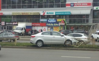 В Пензе легковушка пробила ограждение у ТЦ «Онежский» 