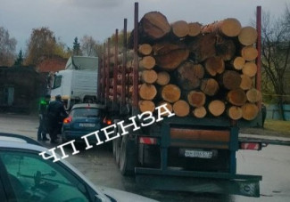 В Пензе легковушка залетела под лесовоз