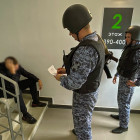 В Пензе разъяренный дебошир выбросил из окна зеркало, стул и телевизор