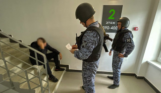 В Пензе разъяренный дебошир выбросил из окна зеркало, стул и телевизор