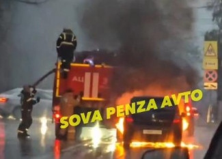 На улице Карла Маркса в Пензе вспыхнул легковой автомобиль. ВИДЕО