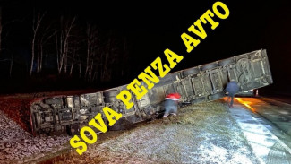 В Каменском районе фура перевернулась и перегородила трассу