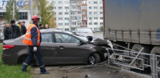 В Пензе водителя зажало в собственном автомобиле после столкновения с фурой
