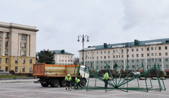 На площади Ленина в Пензе приступили к монтажу главной елки города