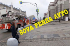 В Пензе к зданию драмтеатра стянулись пожарные машины