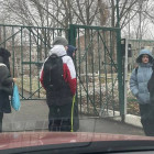 В Пензе дети вынуждены замерзать на улице, пытаясь попасть в школу
