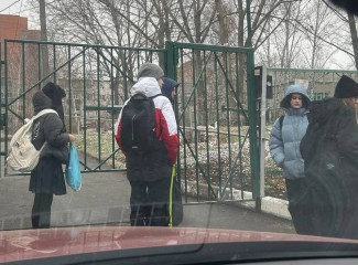 В Пензе дети вынуждены замерзать на улице, пытаясь попасть в школу
