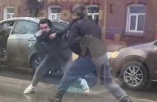 В центре Пензы двое водителей устроили эпичный бой посреди дороги