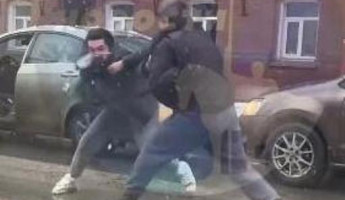 В центре Пензы двое водителей устроили эпичный бой посреди дороги