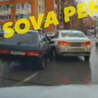 На видео попал момент столкновения двух легковушек на улице Ставского в Пензе