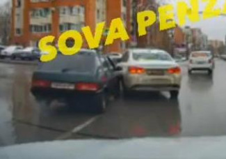 На видео попал момент столкновения двух легковушек на улице Ставского в Пензе