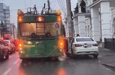 На улице Кирова в Пензе троллейбус изуродовал легковушку