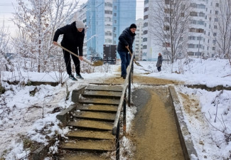 В Железнодорожном районе Пензы обработали улицы противогололедными средствами