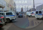 В Пензе к крупному торговому центру приехали кинологи с собаками
