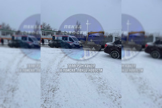 Мужчину увезли на скорой – в Пензе на улице Аустрина сбили пешехода