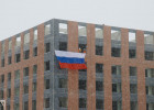 В микрорайоне «Новобережье» развернули шестиметровый флаг России