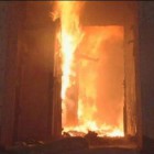 В Ахунах 9 спасателей тушили загоревшуюся квартиру