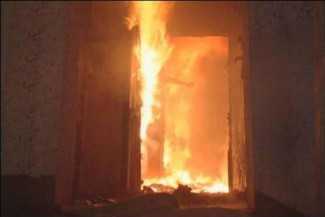 В Ахунах 9 спасателей тушили загоревшуюся квартиру