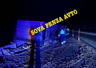 В Пензенской области на трассе Р-158 перевернулась огромная фура