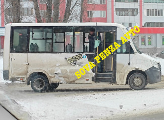 Жесткая авария в Пензе: маршрутка столкнулась со снегоуборочной техникой