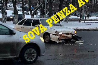 На улице Пушкина в Пензе разбился легковой автомобиль
