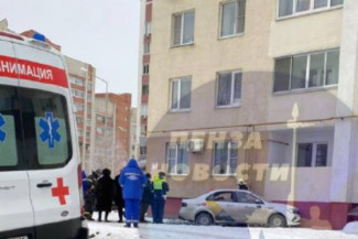 В Пензе такси врезалось в жилой дом
