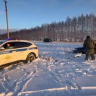 В Лунинском районе автоинспекторы помогли автоледи выбраться из снежного заноса