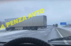 На трассе М5 в Пензенской области образовалась пробка из-за фуры, которую занесло на льду