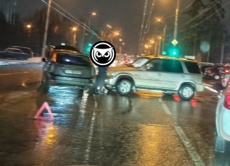В Пензе из-за ДТП парализовало улицу Кривозерье