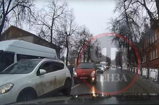На улице Лермонтова в Пензе случилось два ДТП подряд, движение осложнено