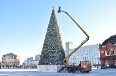 На площади Ленина в Пензе начали демонтаж новогодней елки