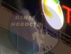 В Пензе с крыши ТЦ Онежский на припаркованные машины хлынул кипяток