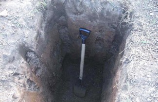 В Пензенской области мать выкопала тело сына из могилы, выбранной его супругой