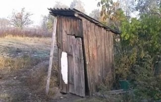 Трое жителей поселка Октябрьского погибли в деревянном туалете 