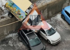 В Пензе на припаркованные машины упала ГАЗель