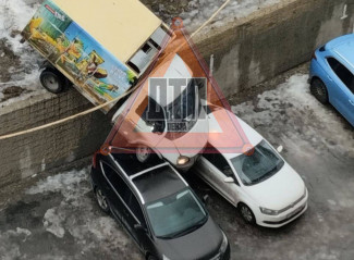 В Пензе на припаркованные машины упала ГАЗель