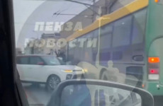 В Пензе у «ЦУМа» произошло ДТП с пострадавшей пассажиркой автобуса