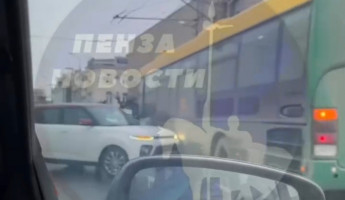 В Пензе у «ЦУМа» произошло ДТП с пострадавшей пассажиркой автобуса