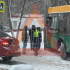 На улице Терновского в Пензе впечатался в столб новый автобус
