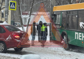 На улице Терновского в Пензе впечатался в столб новый автобус