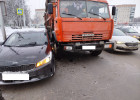 В Пензе столкнулись грузовик и легковушка, на месте работали спасатели